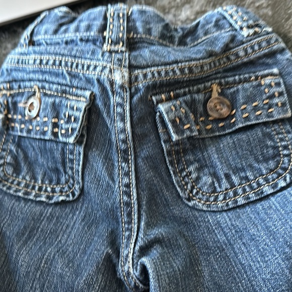 Gap 3T girls jeans with stitching detail, simply adorable pockets on the back - Picture 3 of 4